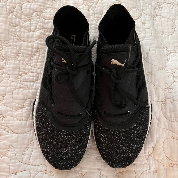 Puma sneakers size 7 - Picture 2 of 6